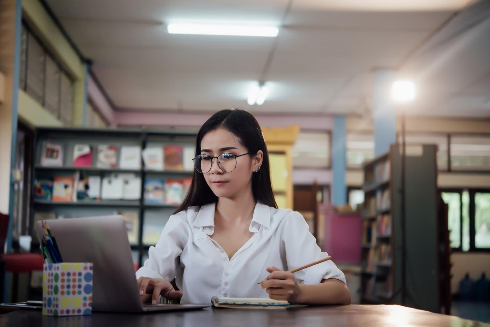 Teilnehmer arbeitet an Szenario-Modellen